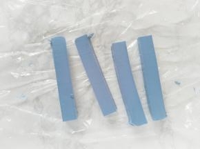 将奶冻取出，切成合适的长条。