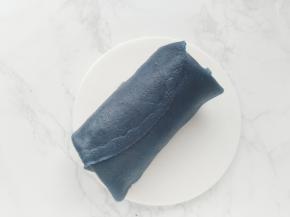从奶冻端卷起，奶冻卷完成。卷好后放入冰箱冷藏2小时，吃之前筛上糖粉。