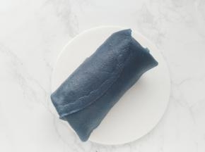 从奶冻端卷起，奶冻卷完成。卷好后放入冰箱冷藏2小时，吃之前筛上糖粉。