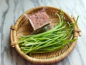 准备食材，将芹菜叶子摘下来，冷水冲洗。