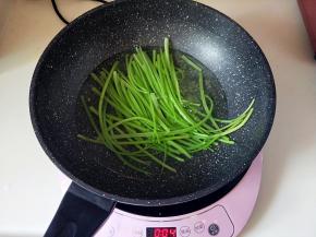 之后焯水，水烧开后放入芹菜，30秒关火。