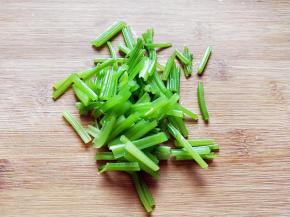 淋干水分，切芹菜段。