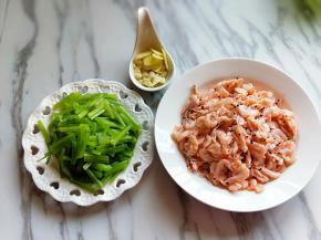 将磷虾从包装取出，纯净水冲洗2遍。姜蒜去皮切碎。