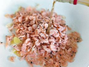 油温6成时加入磷虾，再加入料酒。