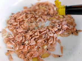 滴入生抽，再次翻炒。