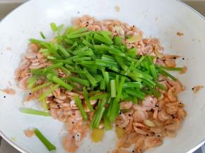 加入焯水的香芹。