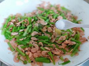 加入盐，翻炒均匀。