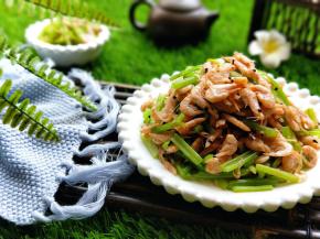 宝贝一个人吃了半盘。