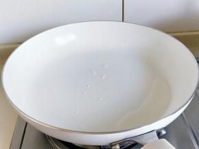 小白锅中加入少许食用油。