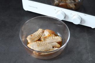 鸡翅洗净切成三块，去掉鸡翅尖，奥尔良腌料用冷水先化开，将鸡翅放入腌料内拌匀，盖上保鲜膜冰箱冷藏至少4小时