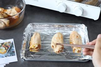 烤盘内铺上锡纸，摆好鸡翅