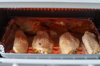 几分钟后烤箱内的鸡翅已经开始冒出香气