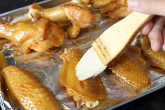 15分钟后取出鸡翅，刷上蜂蜜水，翻面，再均匀的刷上蜂蜜水