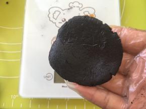 冰箱取出冷藏的面皮材料，取一块13克面片，用手掌压扁，包裹凤梨酥记得一定要戴一次性手套，免得粘手