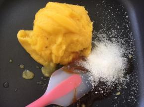 之后倒入不粘锅内，加砂糖跟麦芽糖，小火一起翻炒均匀