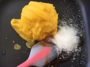 之后倒入不粘锅内，加砂糖跟麦芽糖，小火一起翻炒均匀