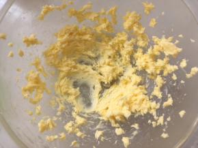 先来做凤梨酥酥皮材料，黄油室温软化，打蛋器打散