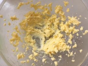 先来做凤梨酥酥皮材料，黄油室温软化，打蛋器打散