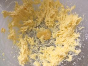 分次加入全蛋液，每加入一点，用打蛋器打发均匀