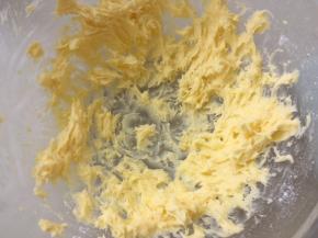 继续用打蛋器打发至蓬松状态