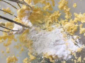 加入糖粉搅拌均匀，无糖粉颗粒