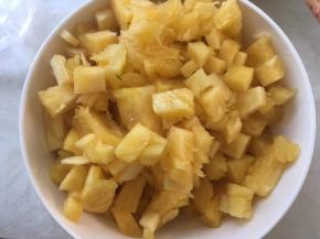新鲜菠萝去皮，切碎块