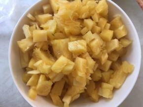 新鲜菠萝去皮，切碎块