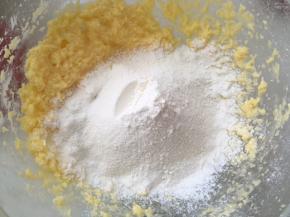 过筛低筋面粉跟竹碳粉