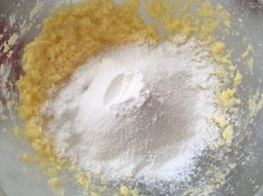 过筛低筋面粉跟竹碳粉