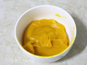 蒸好的南瓜稍微晾凉之后用料理机打成泥。