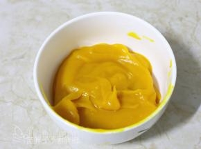 蒸好的南瓜稍微晾凉之后用料理机打成泥。
