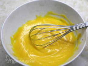 蛋黄蛋白分开，分别装入干净、无水、无油的打蛋盆中。南瓜泥和色拉油画“Z”字搅拌均匀。
