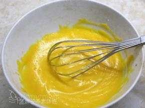 蛋黄蛋白分开，分别装入干净、无水、无油的打蛋盆中。南瓜泥和色拉油画“Z”字搅拌均匀。