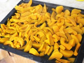 南瓜去皮切块，放入蒸锅或者蒸烤箱蒸熟。