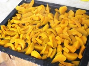 南瓜去皮切块，放入蒸锅或者蒸烤箱蒸熟。