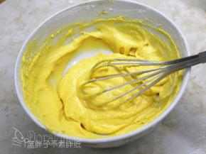 筛入低筋面粉，用手动打蛋器画“Z\