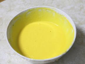 加入蛋黄，搅拌均匀。这时候可预热烤箱，200℃。