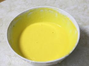 加入蛋黄，搅拌均匀。这时候可预热烤箱，200℃。
