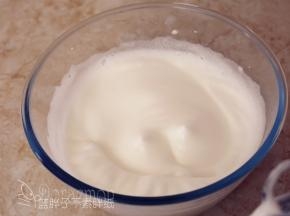 接着继续用电动打蛋器高速搅打，至蛋白变成细腻的泡沫，再加入1/3的糖粉。