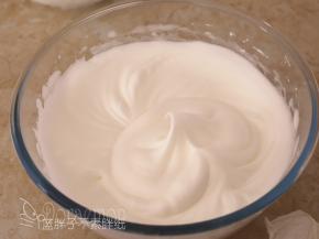 继续用电动打蛋器中速搅打，直到提起打蛋头是大弯钩状，加入剩余的1/3的糖粉。