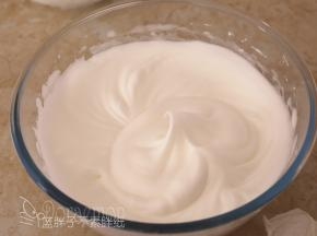 继续用电动打蛋器中速搅打，直到提起打蛋头是大弯钩状，加入剩余的1/3的糖粉。