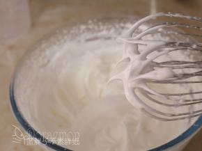最后低速搅打，直至明显感到阻力，提起打蛋器时尖端是短而小的尖峰。