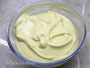 再倒回蛋白霜中，继续用橡皮刮刀翻拌均匀，直至看不到一丝蛋白，面糊呈细腻光滑状。