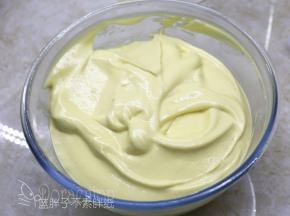 再倒回蛋白霜中，继续用橡皮刮刀翻拌均匀，直至看不到一丝蛋白，面糊呈细腻光滑状。