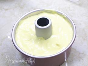 将面糊倒入模具中，用刮刀稍微抹平，再震两下。