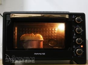 送入预热好的烤箱，上下火170℃，烤40分钟。