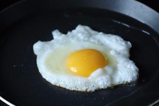 先煎好鸡蛋（喜欢咸味可以放少许盐，不喜欢可以不下）