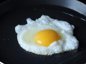 先煎好鸡蛋（喜欢咸味可以放少许盐，不喜欢可以不下）