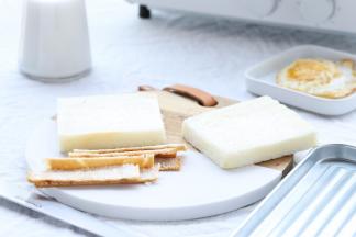 切掉吐司片的四条边