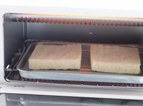 将装有吐司片的烤盘放入烤箱内